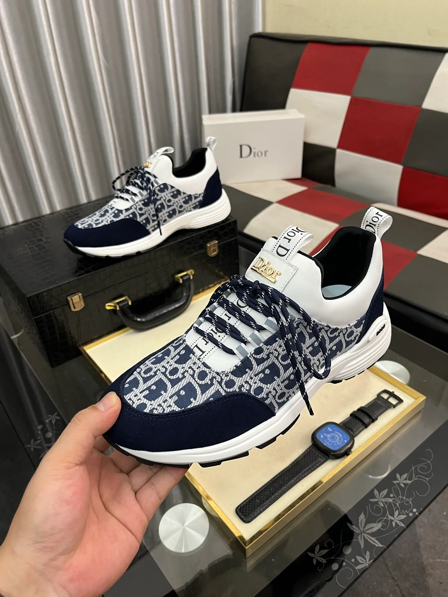 Men's Men's Shoes💰440⌚️⌚️ Dior's casual and sporty style combines the elements of dad's bag-soled shoes. It has successfully broken through the dad shoe style that has been on the streets in recent years and has become a beautiful landscape in luxury goods. The fabric is high mercerized with breathable mesh. The mesh on both sides of the shoe is made of three layers of composite technology. The bottom process uses package molding fabrics: imported high mercerized 🐂 cowhide stitching with original customized D-shaped mesh code number: 38-444️⃣ Colors available